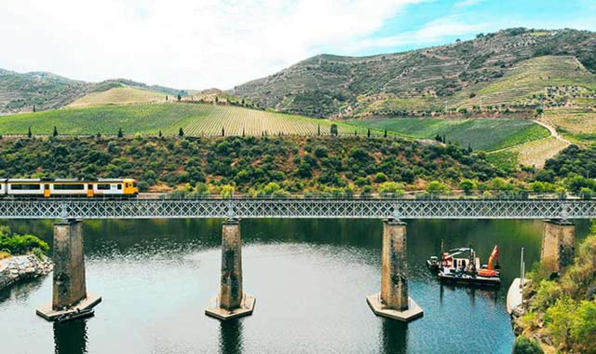 Wie weit ist das Douro-Tal vom Flughafen Porto entfernt?